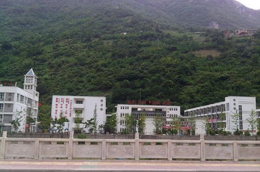 寶興縣海南高級(jí)中學(xué)學(xué)校環(huán)境好嘛？