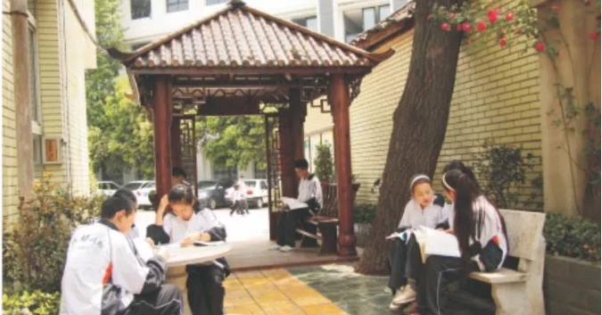 成都市第三十三中學(xué)的宿舍怎么樣？