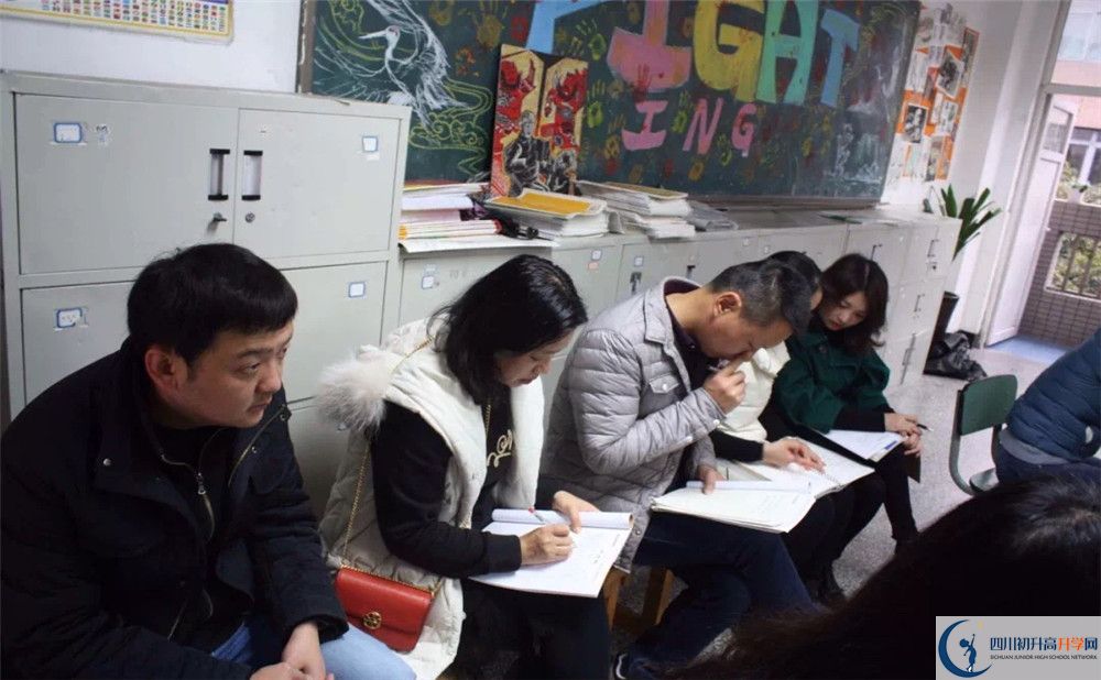 成都市鹽道街中學(xué)的學(xué)費收費標(biāo)準(zhǔn)是多少？