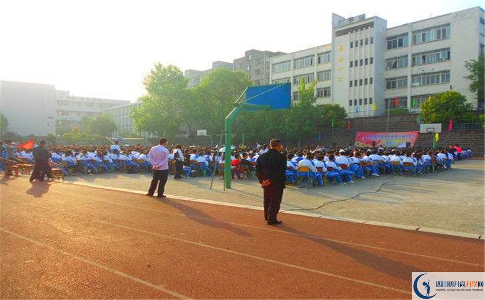 竹篙中學是怎么樣的學校？