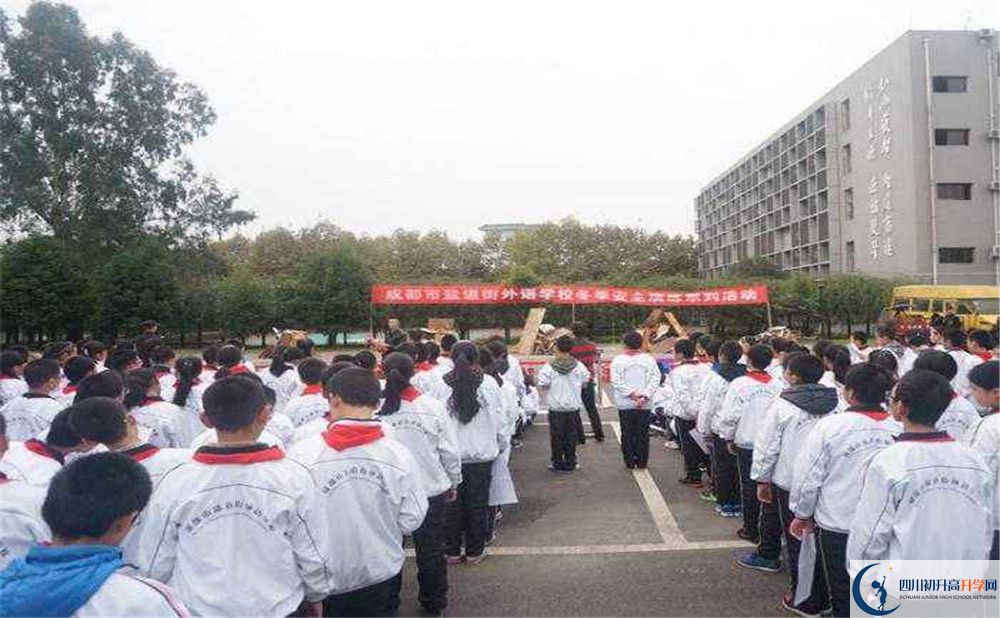 鹽道街外國語學校一年的學費是多少？