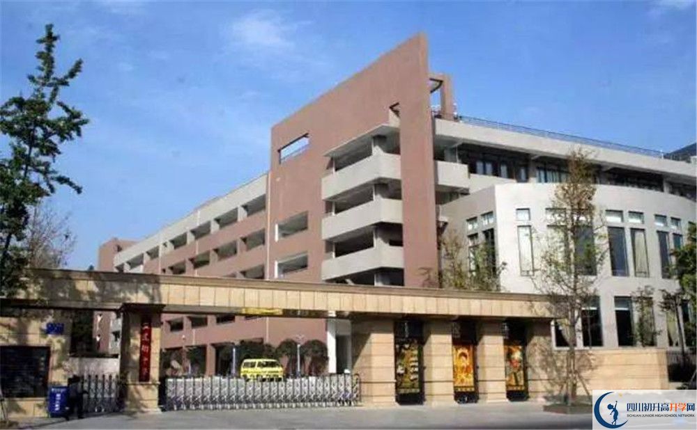 成都市田家炳中學(xué)的高中住宿好不好？