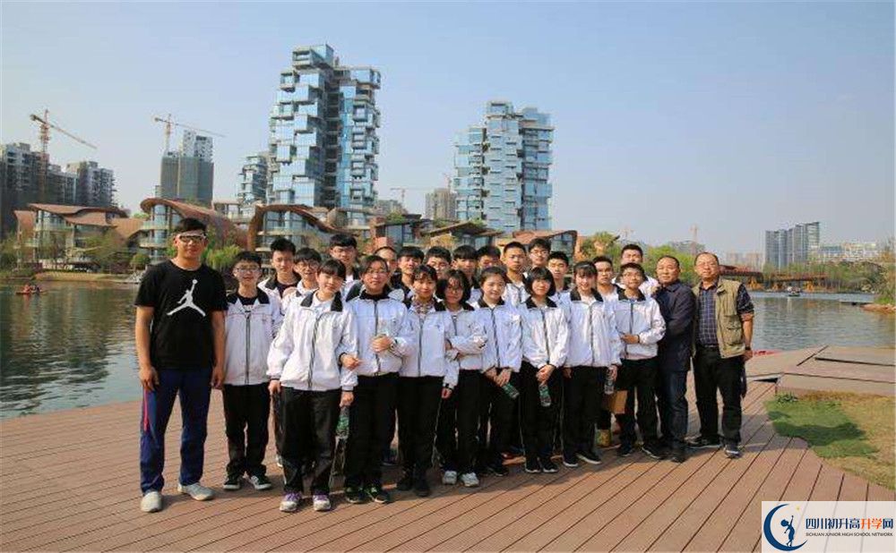近幾年鹽道街外國語學(xué)校高中錄取的分數(shù)線是多少？