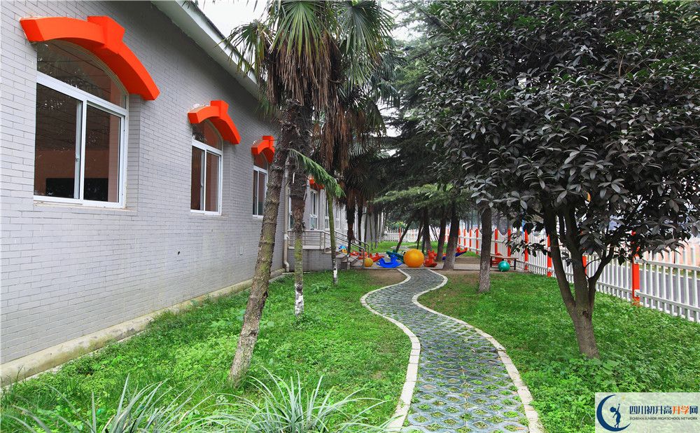 成都大學(xué)附屬中學(xué)初升高向外地招生嗎？