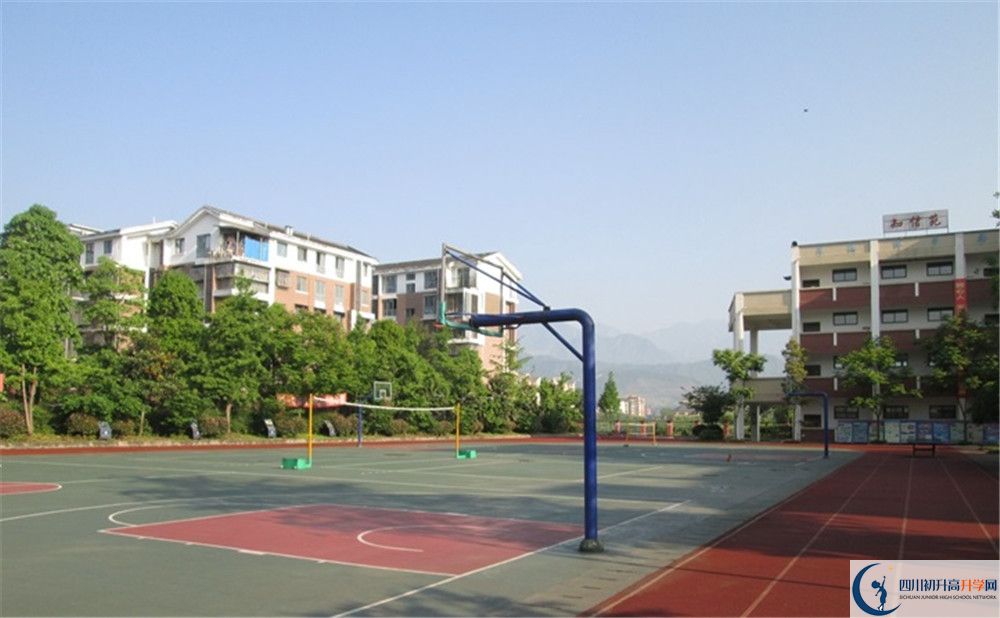 都江堰育才學(xué)校的高中住宿怎么樣？