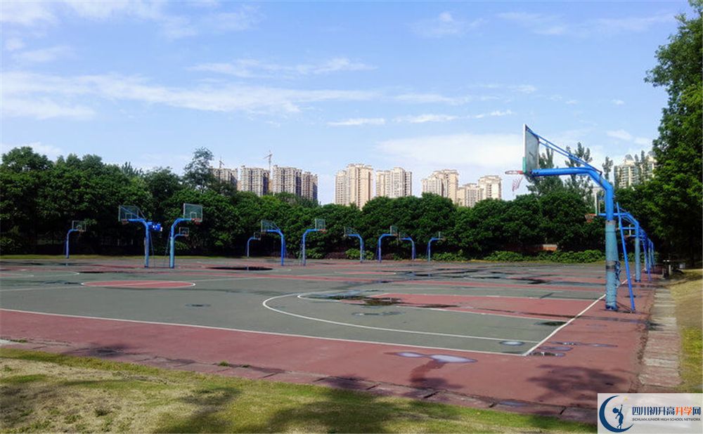 成都實驗外國語學(xué)校（西區(qū)）是重點中學(xué)嗎？