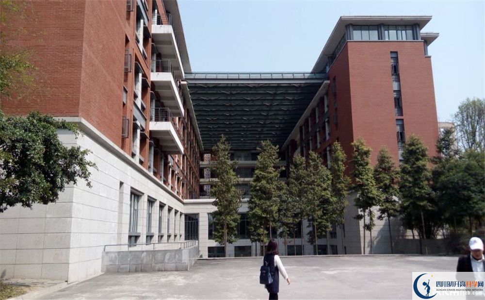 成都七中高新校區(qū)實(shí)驗(yàn)班人數(shù)是多少？