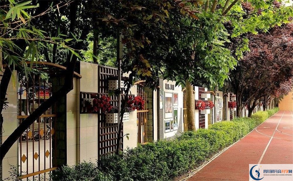 成都大學(xué)附屬中學(xué)實驗班學(xué)費貴嗎？