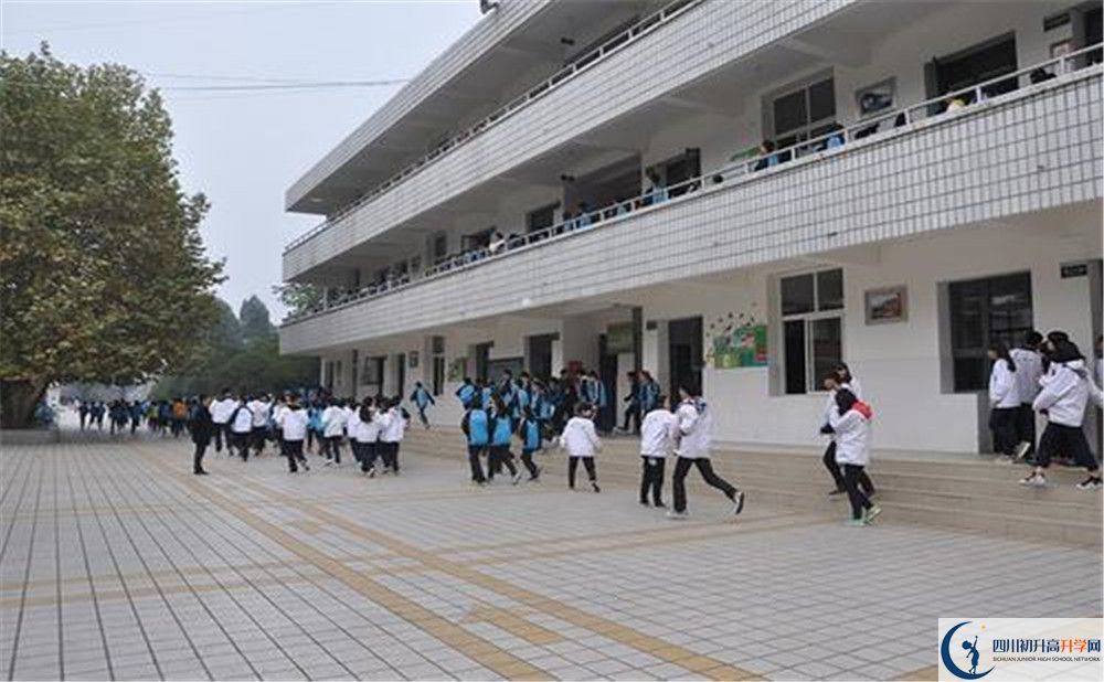成都市太平中學在校學生總?cè)藬?shù)是多少？