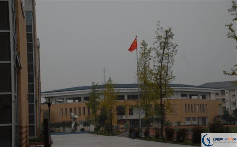 八一聚源高級中學在校學生總人數是多少？