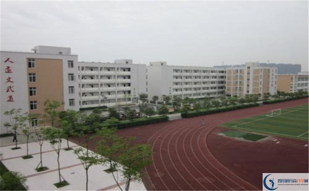 郫縣一中在校學(xué)生總?cè)藬?shù)是多少？